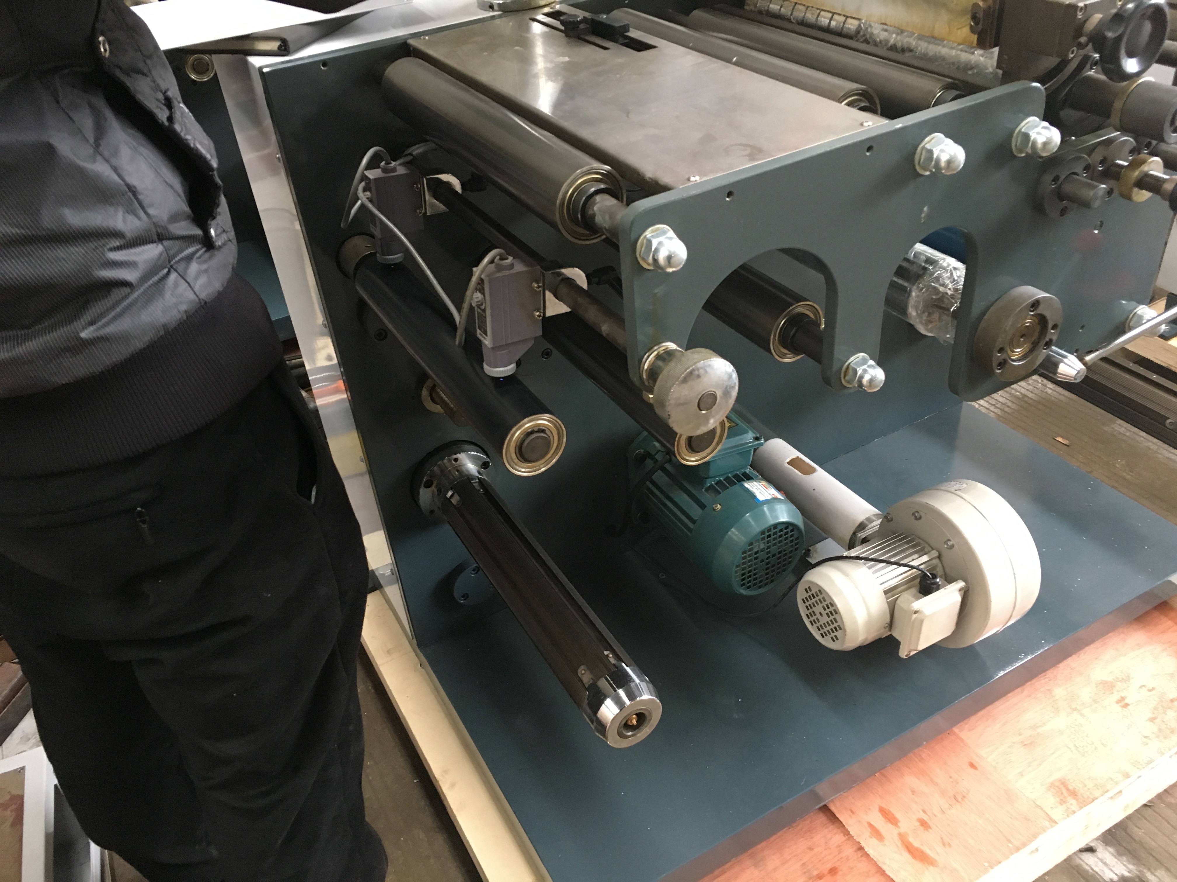 Автоматическая машина для резки рулонов бумаги Jumbo для этикеток