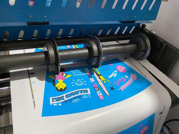 Машина для флексографской печати на бумаге для этикеток с продольно-резательным станком